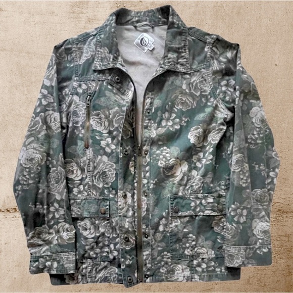 COPY - VOLCOM Cotton Denim The Hunt CAMO FLORAL Jean Jacket Women’s Size 10. - Picture 7 of 16